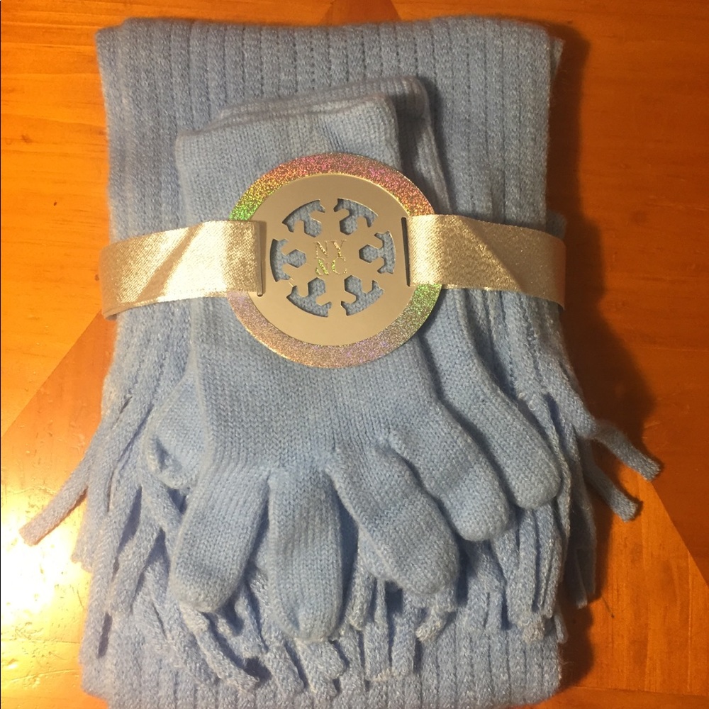 Gloves and scarf set